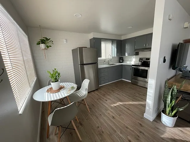 383 E Redondo Ave — Photo 5