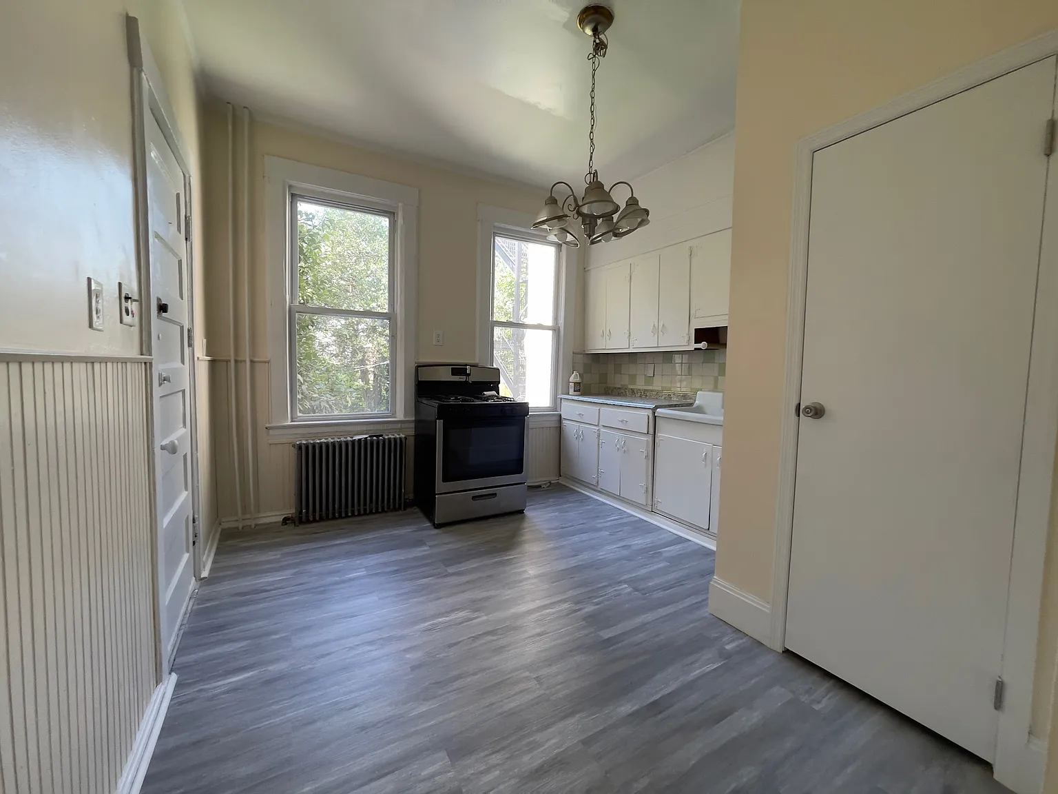 3 bed, 1.5 bath, 1000 sqft, $2,450 — Photo 1