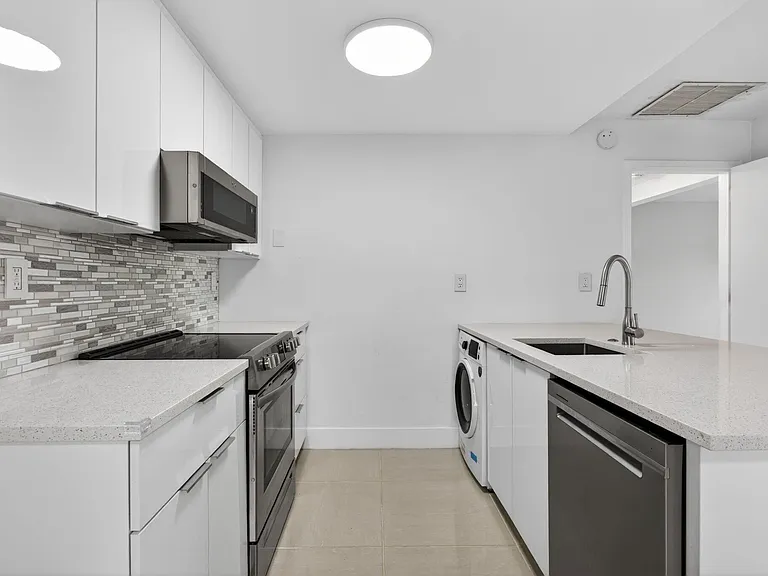 3212 NE 12th St #204 — Photo 6