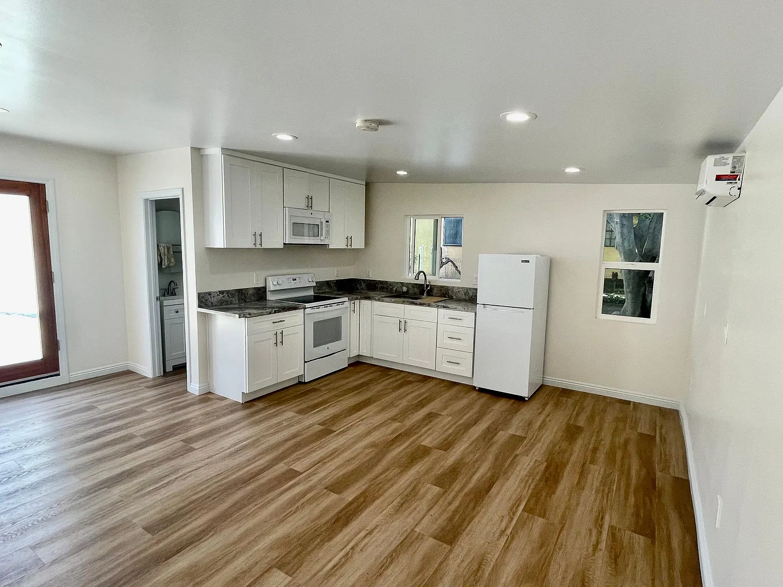 1516 Glenwood Rd — Photo 3