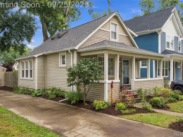 2696 Wakefield Rd, Berkley, MI 48072