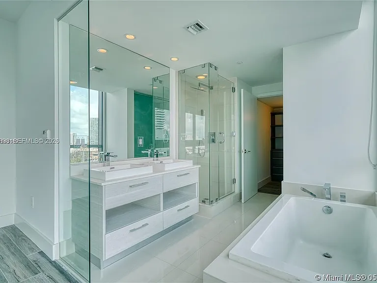 650 NE 32nd St #1208 — Photo 11