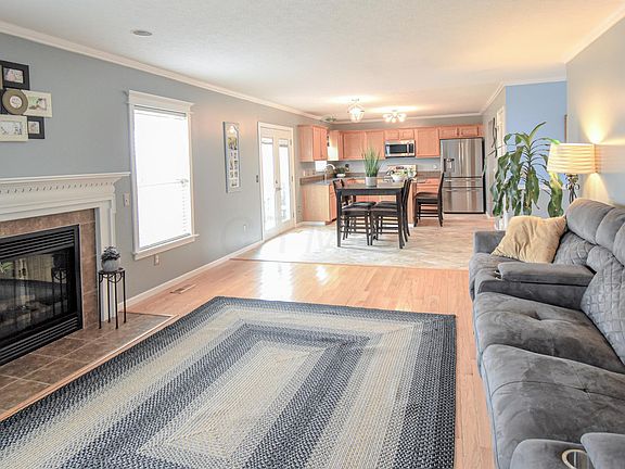 4th image of 140 Ellington Blvd