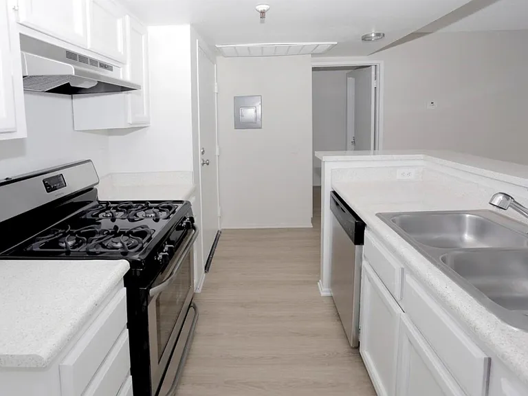Hollywood Terrace — Photo 15