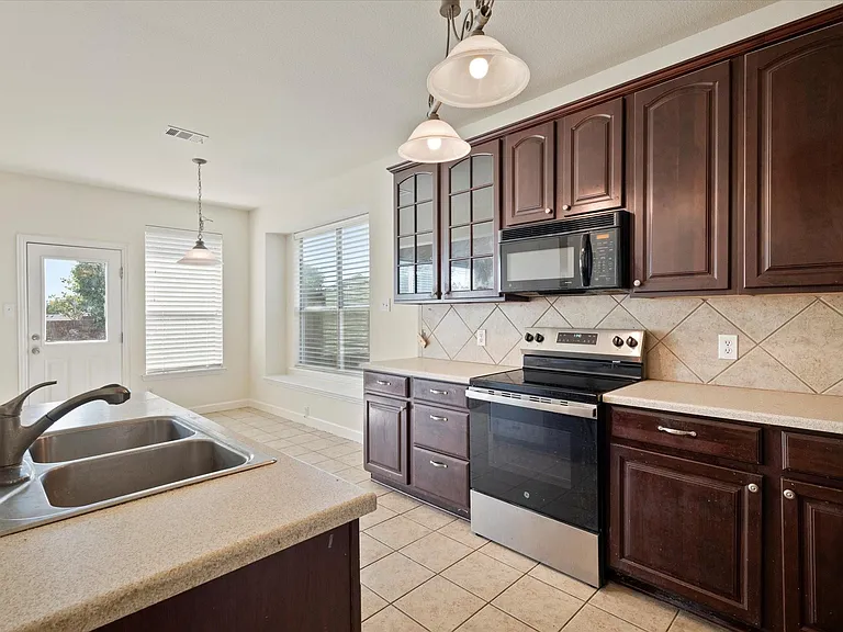 403 Connemara Trl — Photo 14