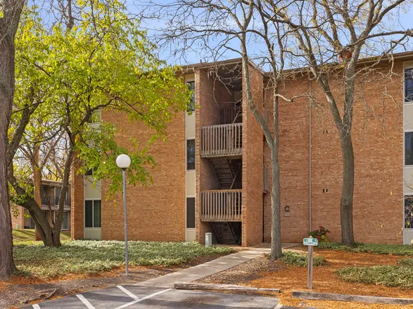 6008 E Lake Dr APT 1A, Lisle, IL 60532