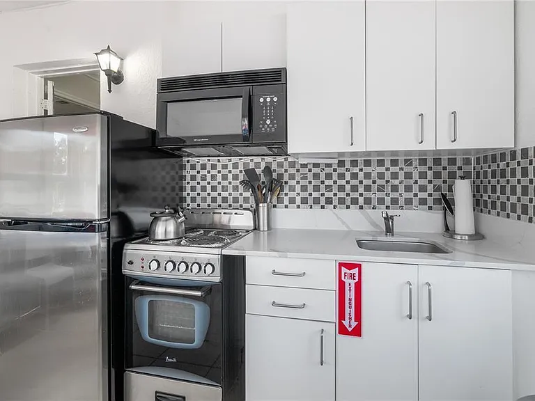 2625 NE 13th Ct #3 — Photo 6