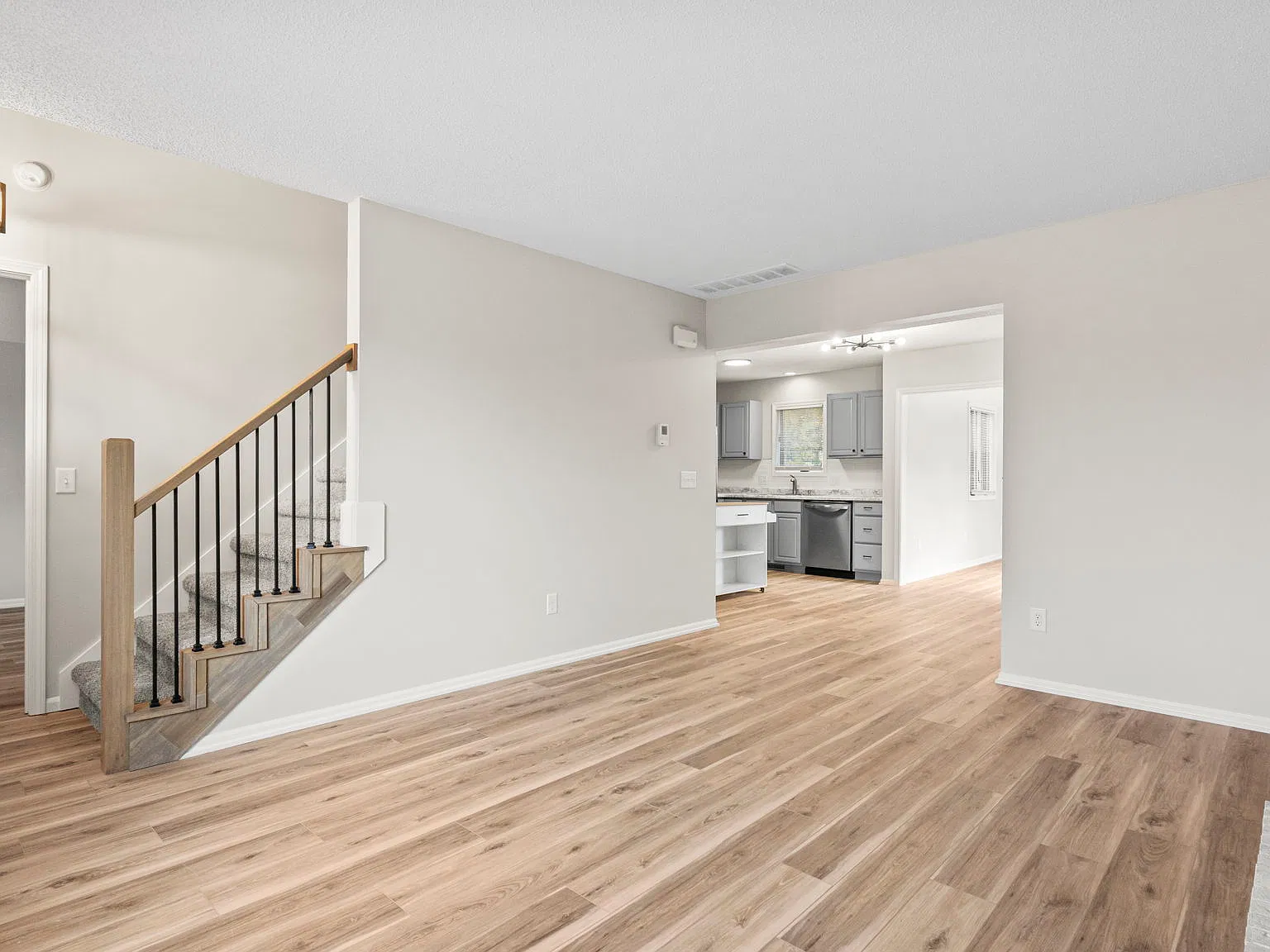 3 bed, 1421 sqft, $2,150 — Photo 4