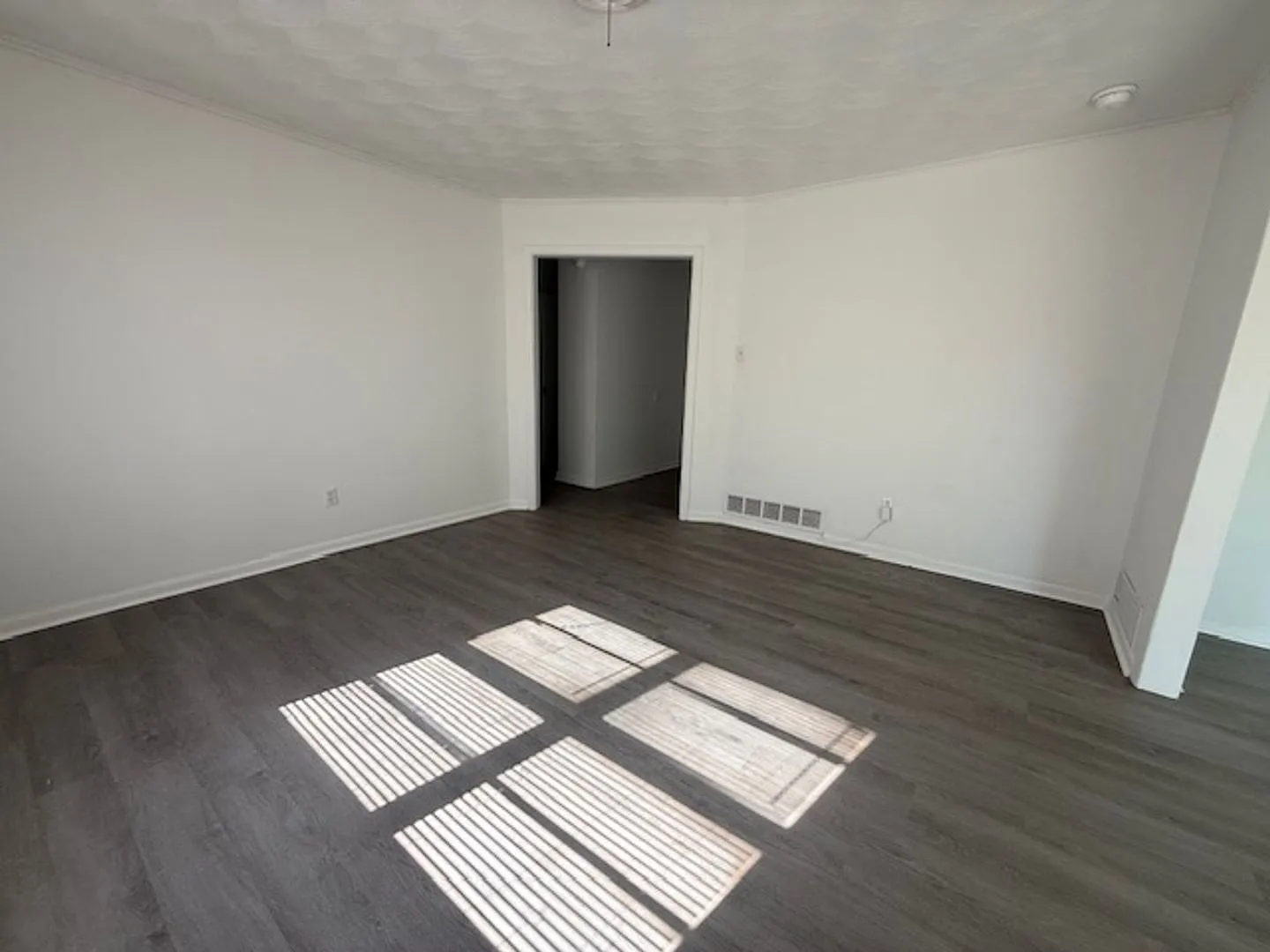 2141 Glendale — Photo 3