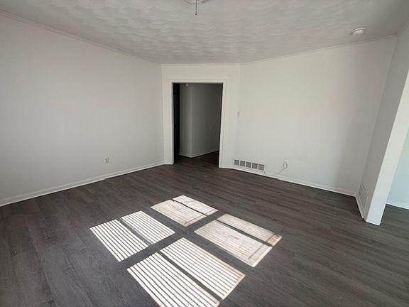 3rd image of 2141 Glendale Dr