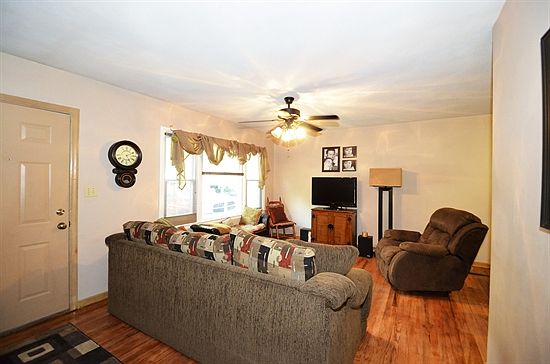 5th image of 812 W 89th Ter