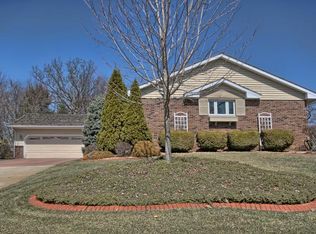 1304 Woodridge Ct, Mahomet, IL 61853