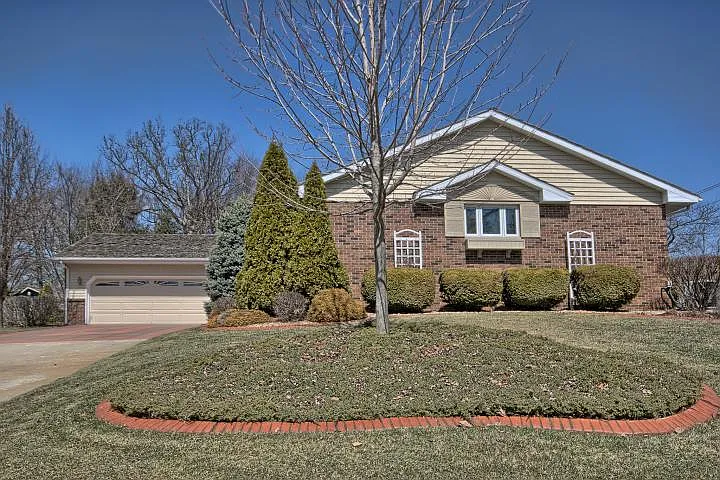 1304 Woodridge Ct photo 1