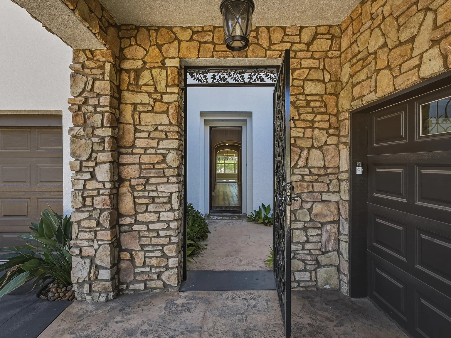 4 bed, 4015 sqft, $8,400 — Photo 4