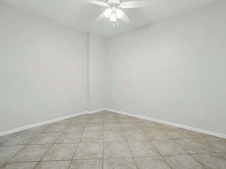 Cobblestone on The Lake Apartments — Photo 10