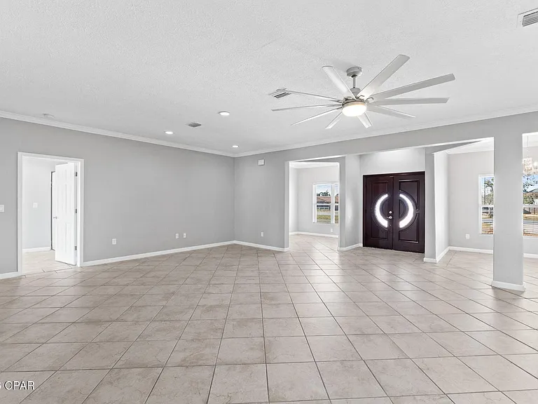 1041 Plantation Dr — Photo 2