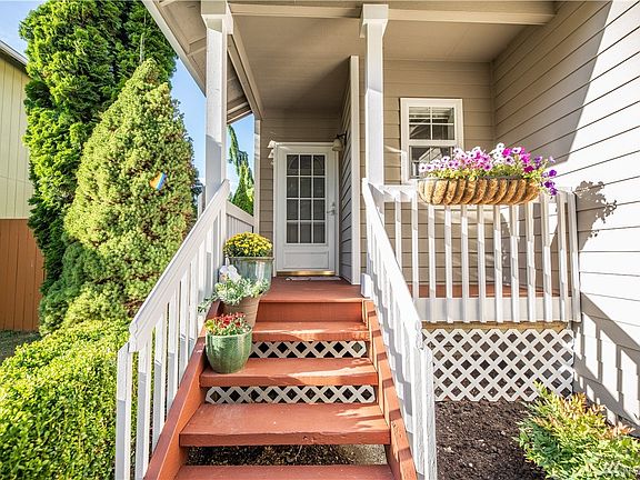 Such a cute front porch!