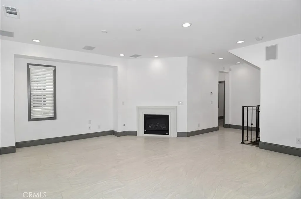 4 bed, 3.5 bath, 2450 sqft, $5,400 — Photo 3