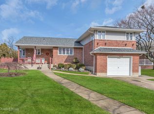 696 Kildare Cres, Seaford, NY 11783