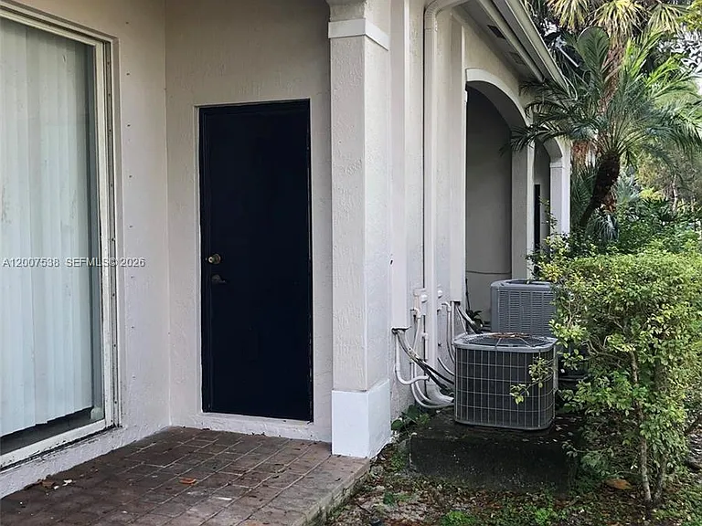 8209 SW 25th Ct — Photo 16