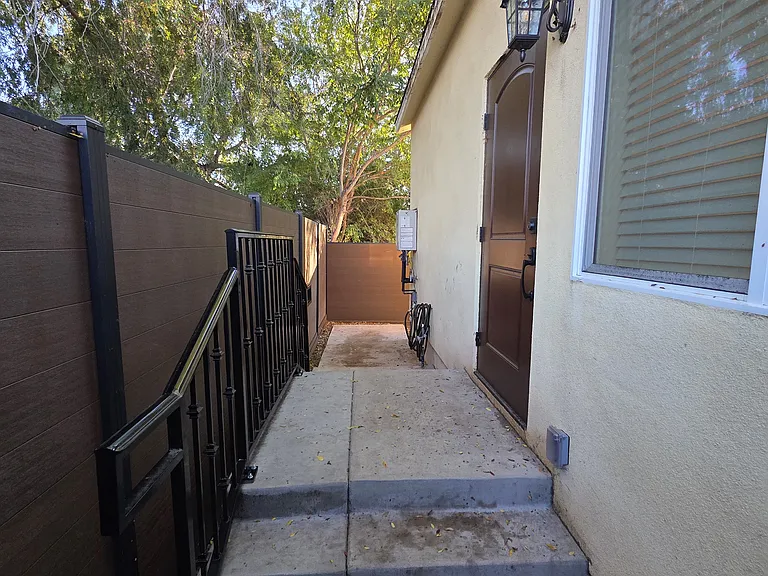 552 W Howard St — Photo 29