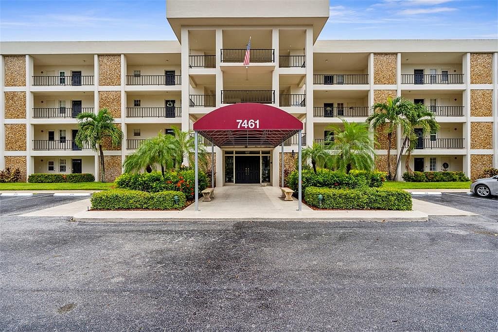 7461 W Country Club Dr N APT 301