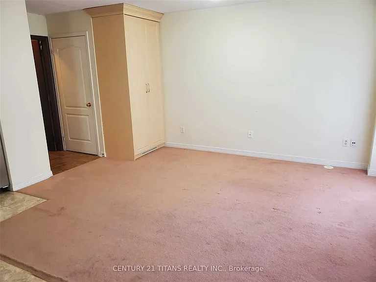 105 Wilkes Cres — Photo 6