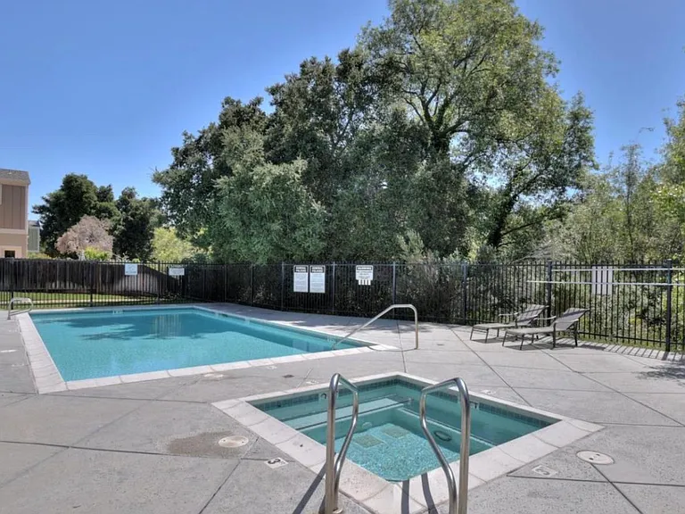 131 Creekside Village Dr — Photo 11