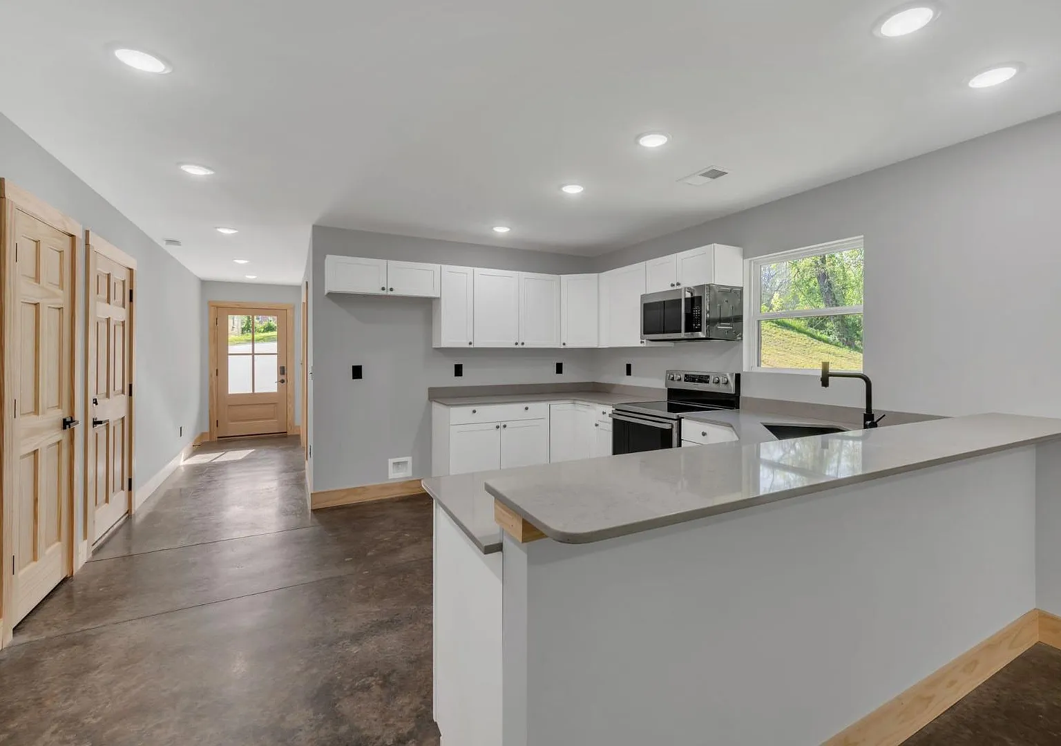 110 Hooper Dr — Photo 4