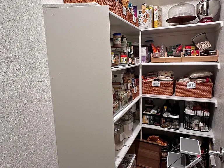 Pantry (1st floor)