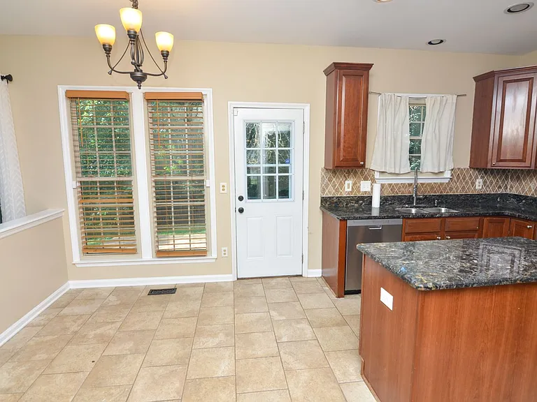 511 Prince Of Wales Ct — Photo 10
