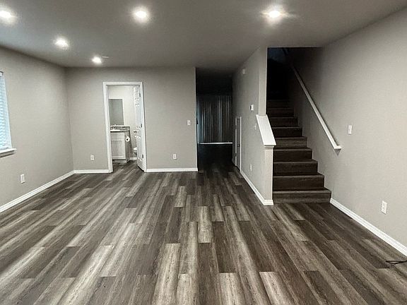 3rd image of 808 SE 9th St