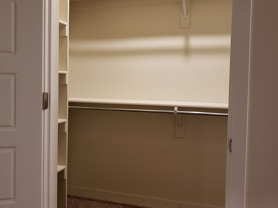 1 Bedroom - Closet