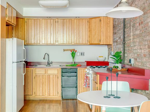 2nd image of 537 E 6th St APT 3F