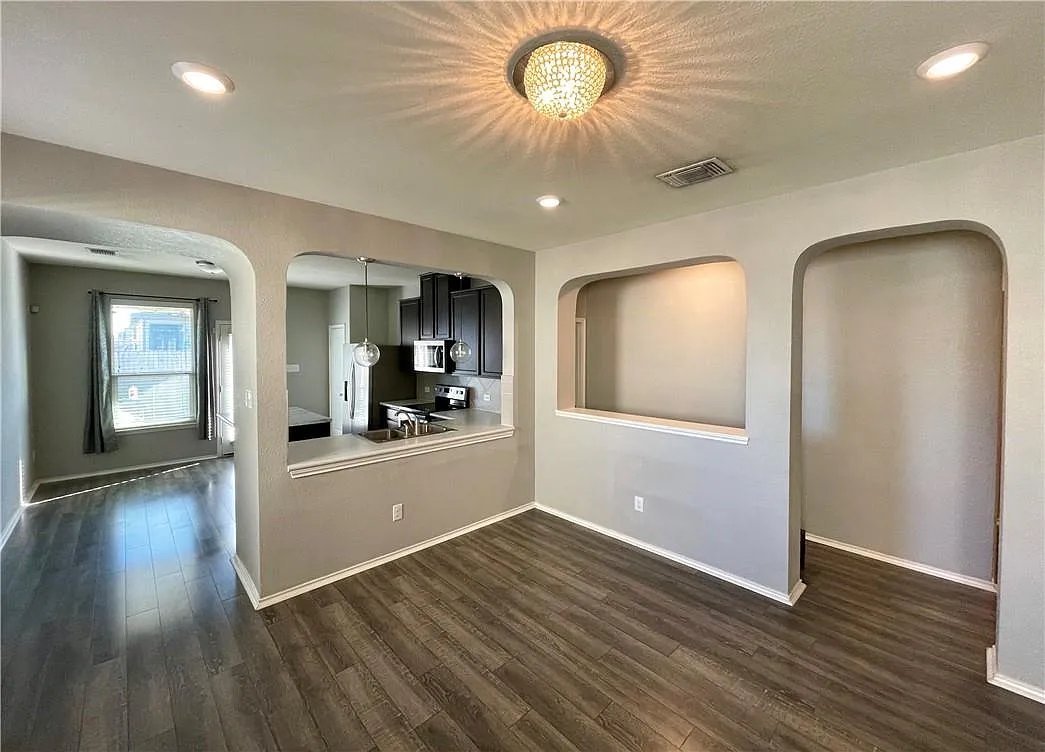 3 bed, 2.0 bath, 1314 sqft, $1,800 — Photo 2