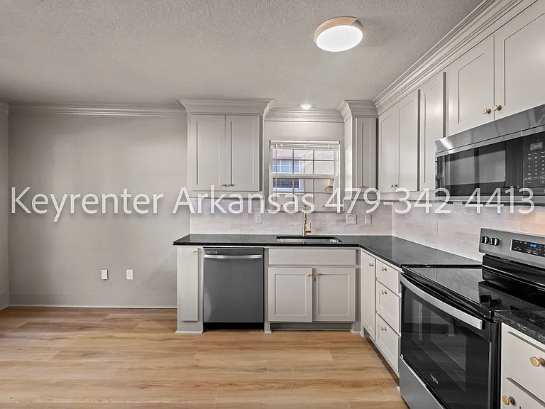 390 S University Ave — Photo 4