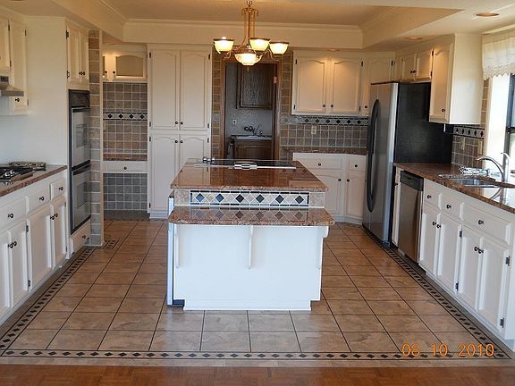 Gourmet kitchen