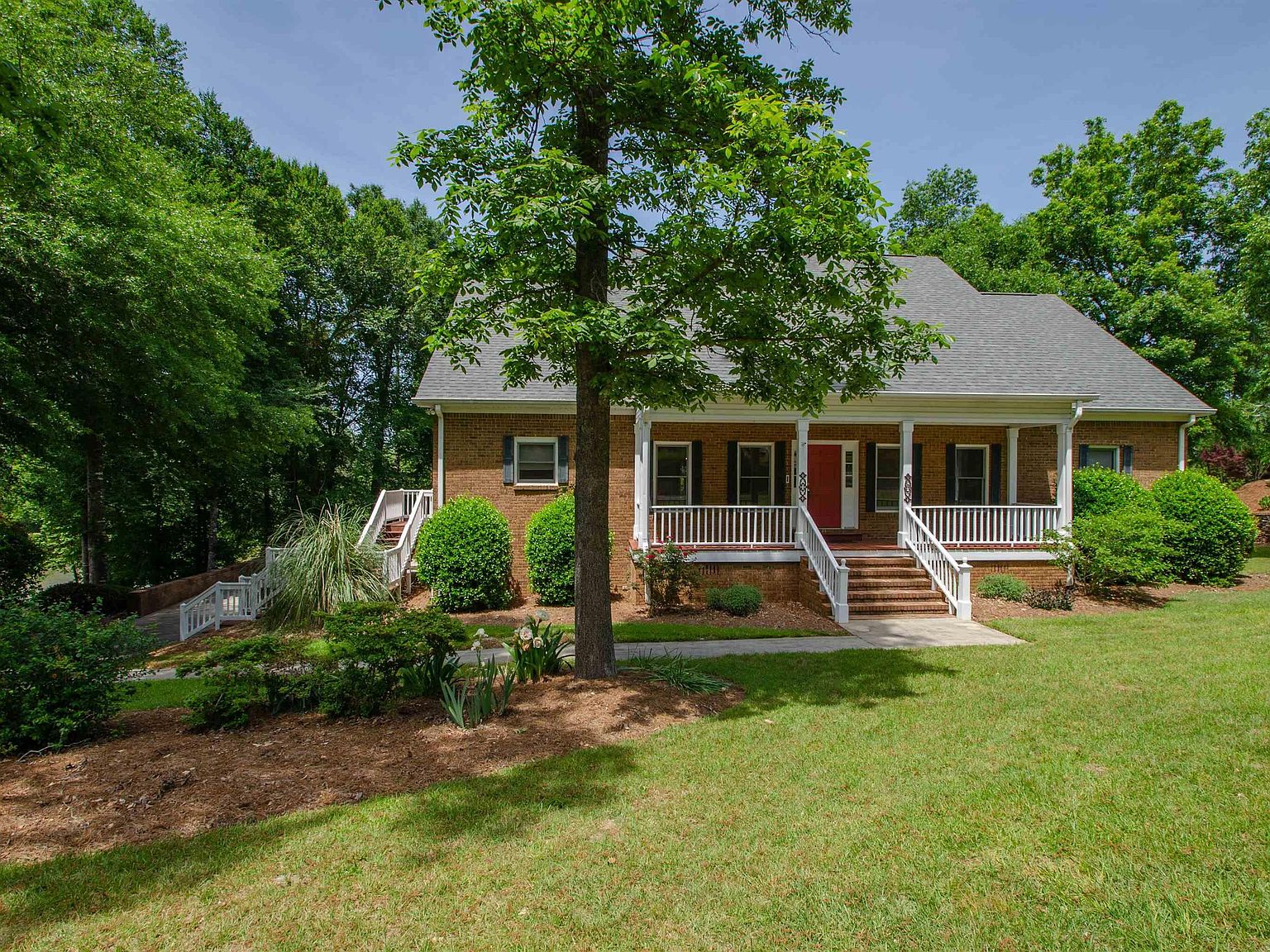 110 Holly Dr