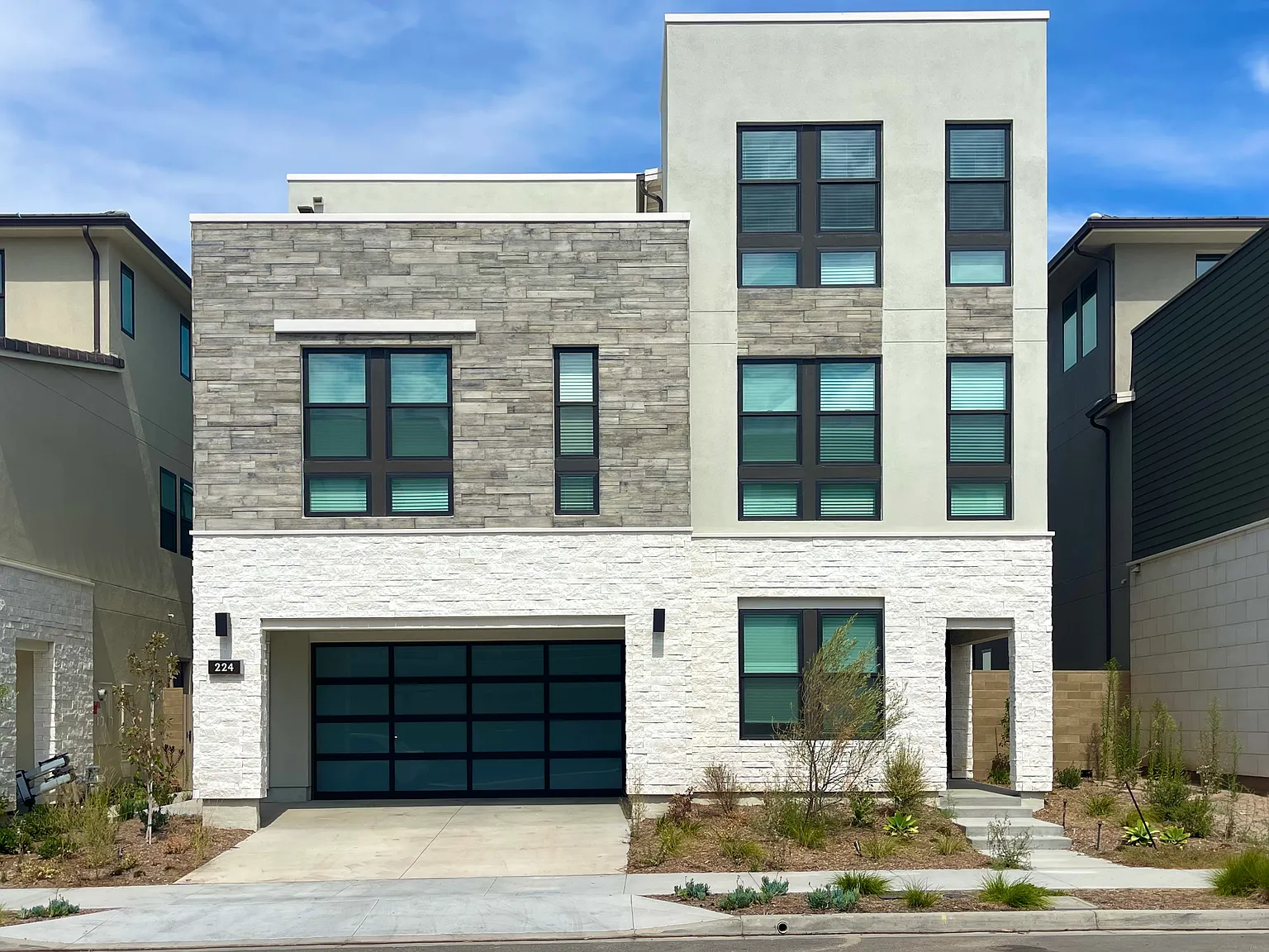 5 bed, 3411 sqft, $9,000 — Photo 1