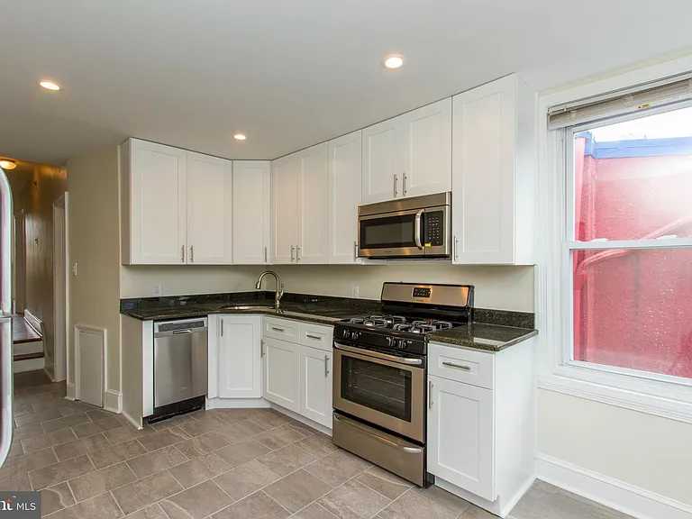 2207 Catharine St #2 — Photo 7