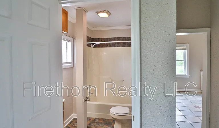 1400 Maple St — Photo 16