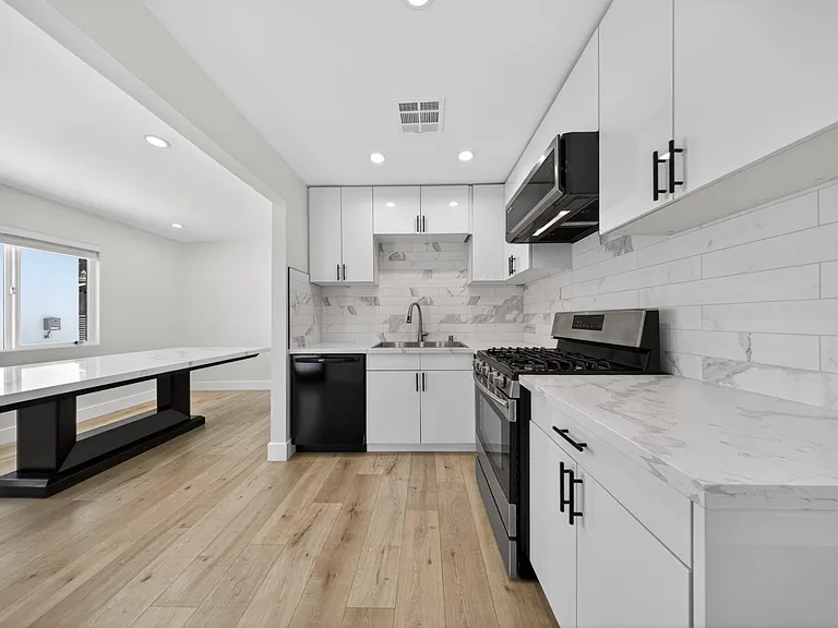 11840 Arminta St — Photo 17