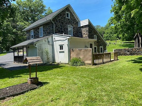 deck on side of yard