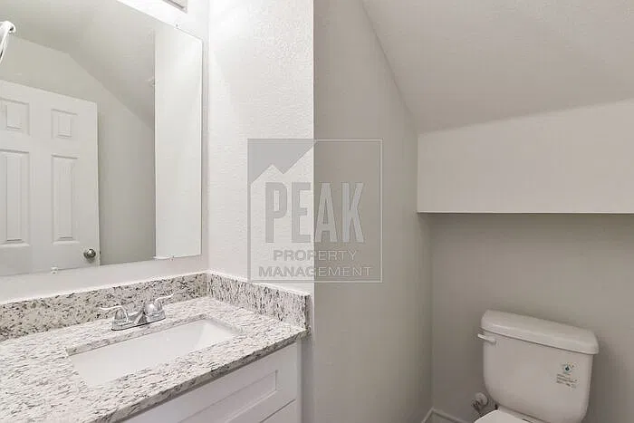 2 bed, 1.5 bath, 930 sqft, $1,395 — Photo 3