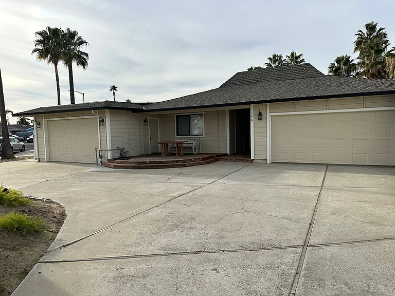 1472 Willow Lake Rd — Photo 1