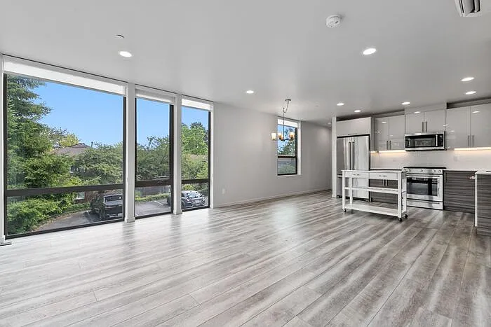 2409 E Thomas St — Photo 11