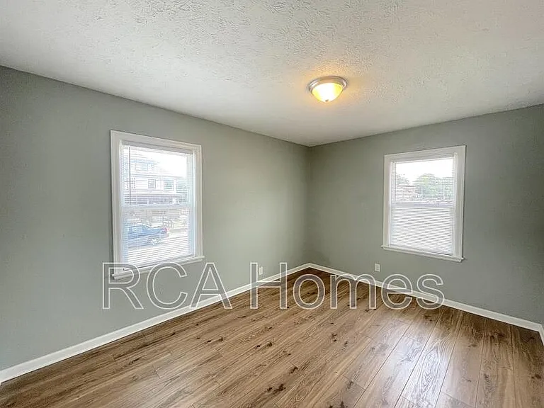 520 E 32nd St — Photo 12