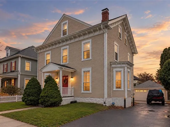 5 Elliot Pl, Newport, RI 02840