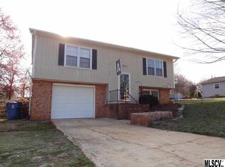 1420 Lancer Dr, Hickory, NC 28602