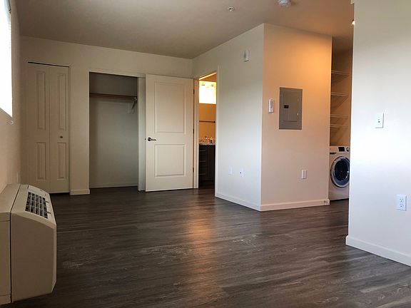 2nd image of 410 NE Dekum St #406